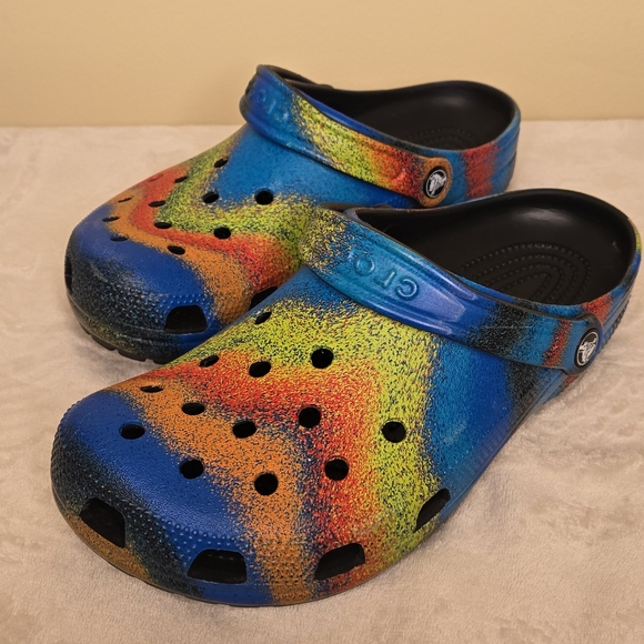 Crocs Classic Tie Dye Graphic Clog Black/Multi Spray Dye - Picture 3 of 10